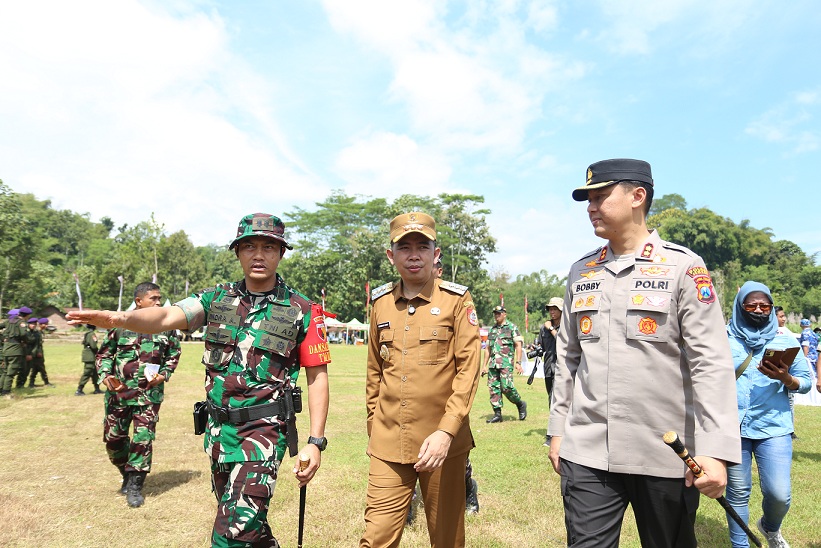 TINJAU LOKASI: Bupati Jember Muhammad Fawait bersama Dandim 0824 Jember Letkol Arm Indra Andriansyah dan Kapolres Jember AKBP Bobby Adimas Candra Putra di Desa Plalangan, Jember. (YULIO/RAADAR JEMBER)