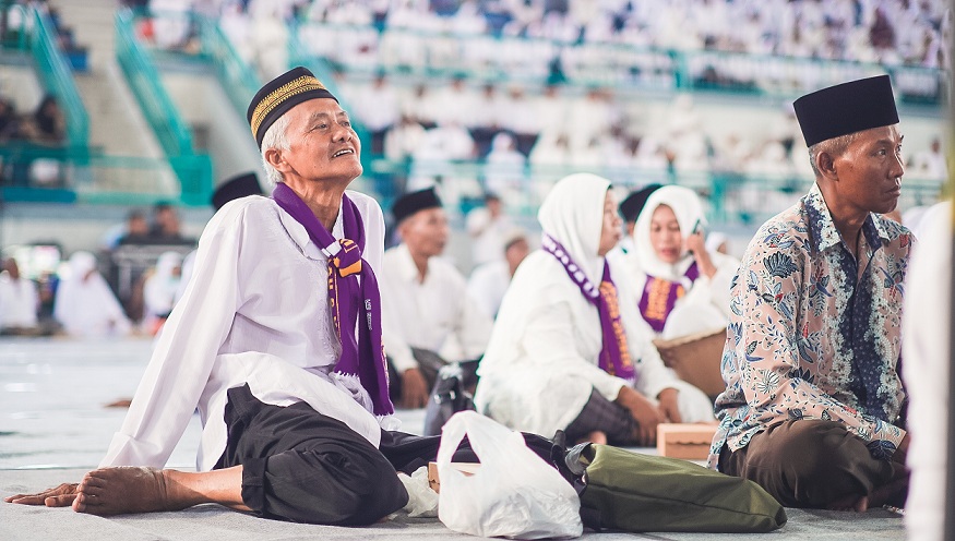 SIAP BERANGKAT: Calon jemaah haji menyimak arahan dalam proses pelepasan di GOR Kaliwates Jember. (YULIO FA/RADAR JEMBER)