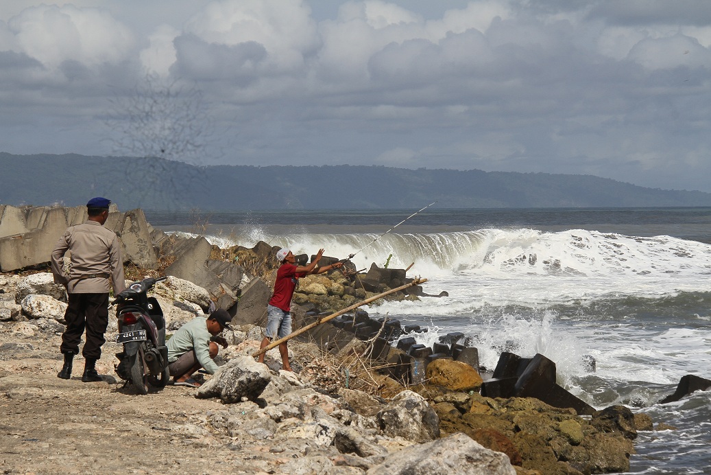 CUACA EKSTREM: Dua hari kemarin, ombak di pantai selatan tergolong tinggi, seperti yang terjadi di kawasan Pancer, Desa Puger Kulon, Kecamatan Puger, Rabu (7/5). (JUMAI/RADAR JEMBER)