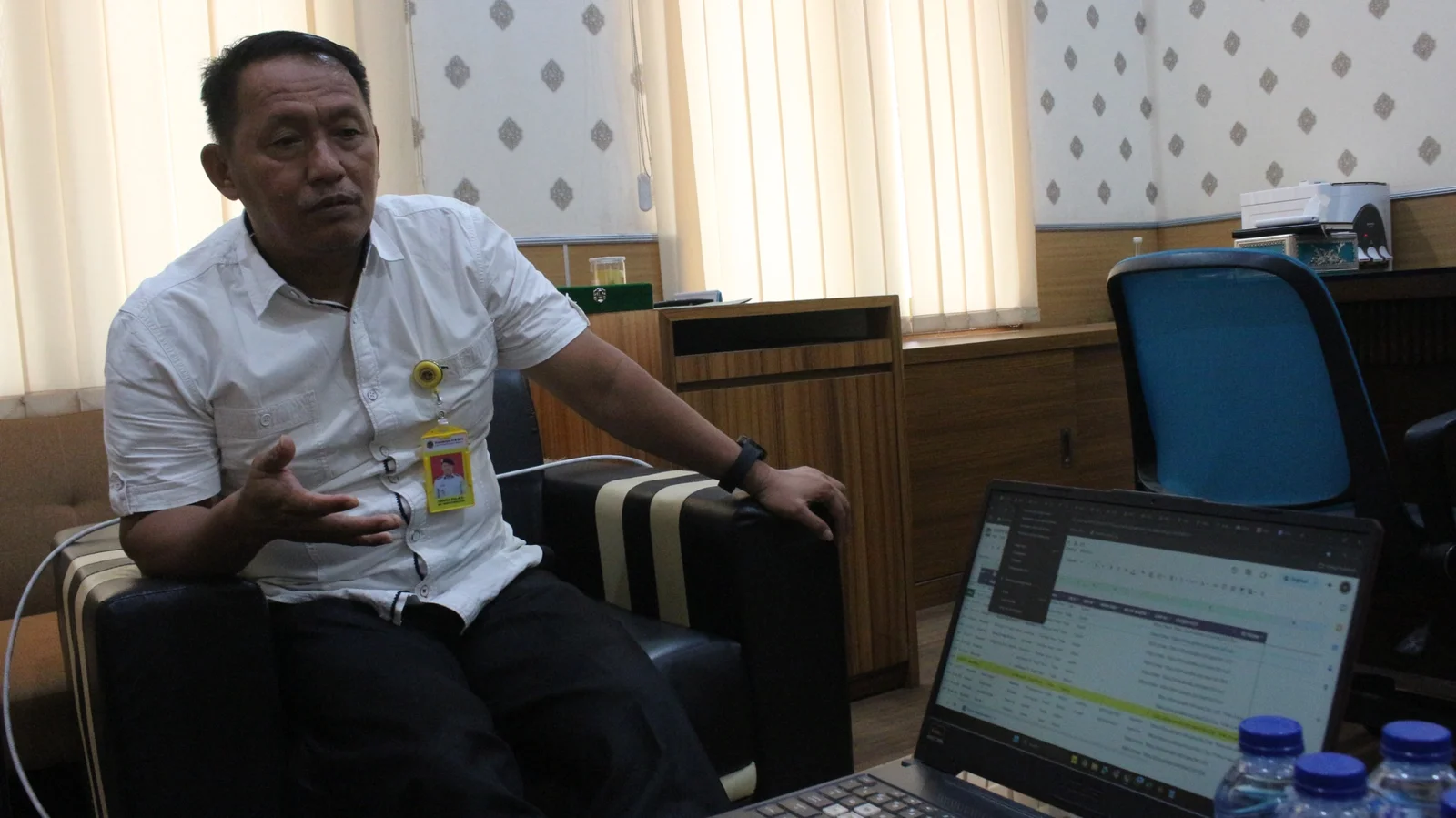 DIKEBUT: Kepala ATR/BPN Bondowoso Zubaidi menunjukan hasil sensus tempat ibadah yang tersebar di seluruh desa/kelurahan. (ILHAM/RJ)