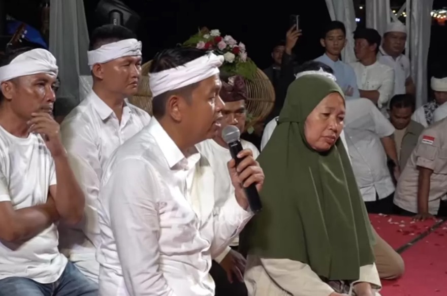 Momen Gubernur Jawa Barat Dedi Mulyadi bertemu ibu penjual keripik di Kuningan. (Youtube: Lembur Pakuan Channel)