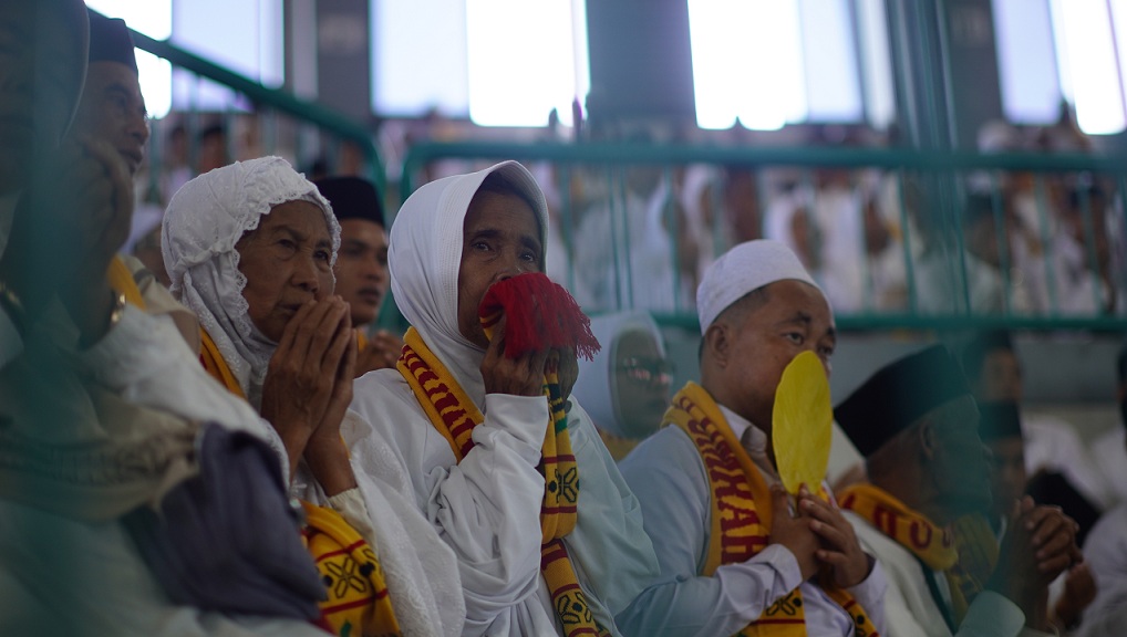 Jemaah haji asal Jember berdoa bersama. (Radar Jember)