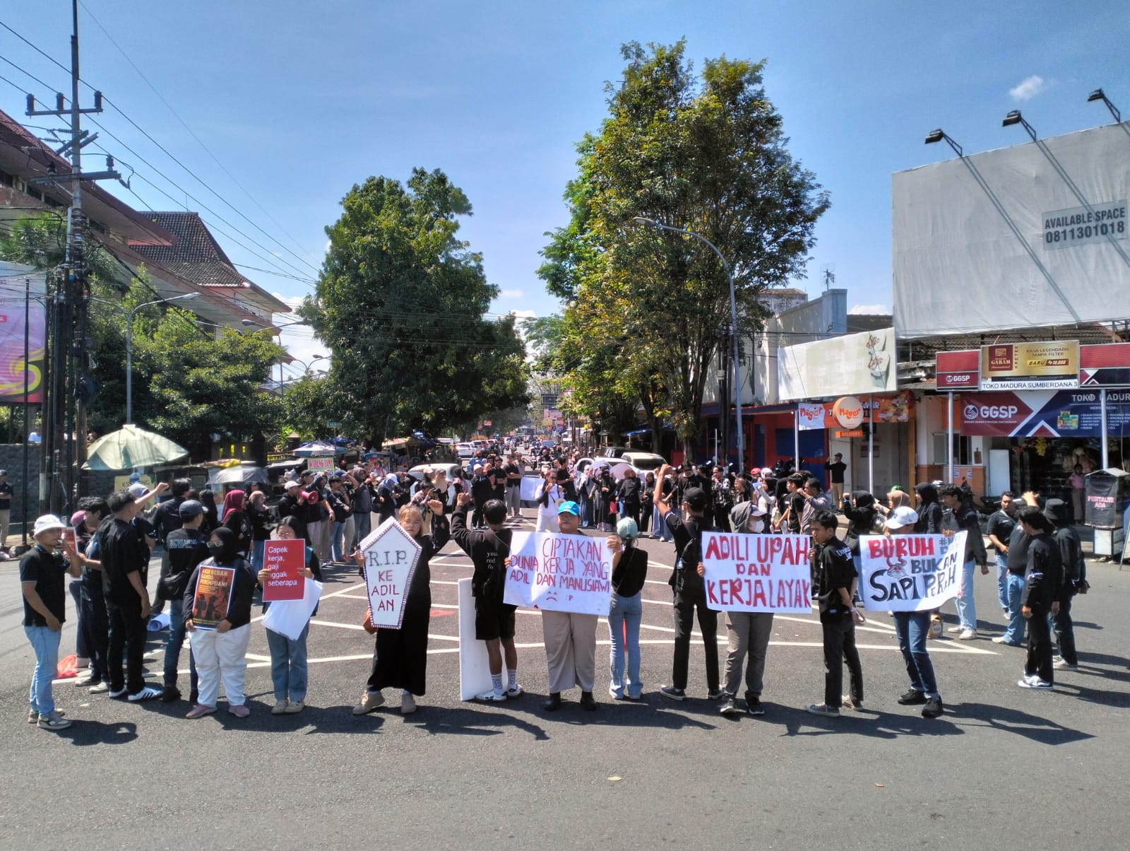 Aksi mayday di bundaran DPRD Jember beberapa waktu lalu.  (DOK Zahra Fadia Siti Haliza)