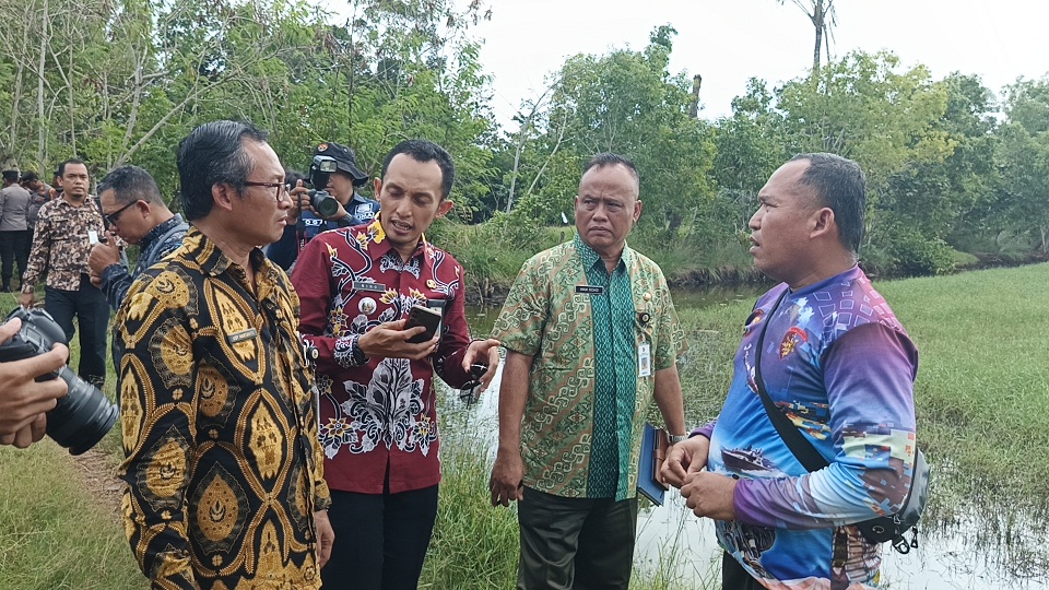 CEK : Pimpinan sejumlah OPD Jember inspeksi ke lokasi yang diduga tercemar limbah perusahaan tambak, sekitar Desa Mayangan dan Desa Kepanjen, Kecamatan Gumukmas, Kamis (8/5). (MAULANA/RADAR JEMBER)