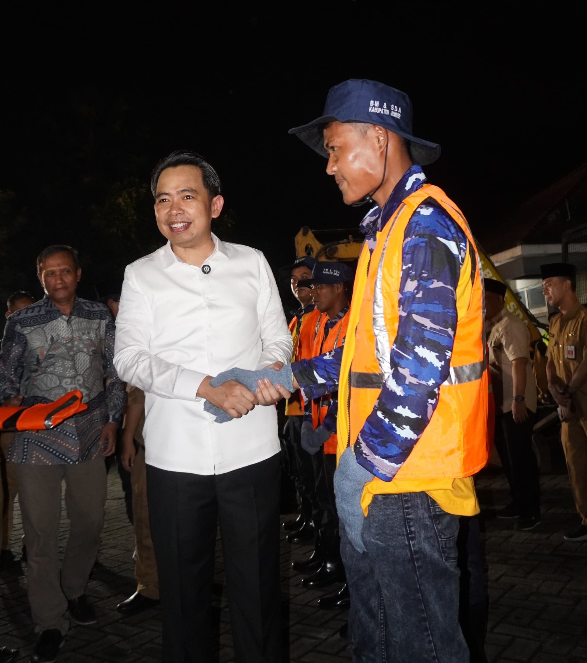 BERI SEMANGAT: Bupati Jember Muhammad Fawait bersalaman dengan personel URC yang bertugas memperbaiki jalan rusak pada 14 April lalu. (MAULANA/ Radar Jember)