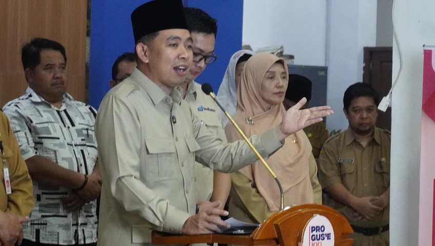 SAMPAIKAN EDARAN: Gus Fawait saat menyampaikan imbauan terkait rencana study tour sekolah-sekolah saat memasuki musim liburan tahun ini. (MAULANA/RADAR JEMBER)
