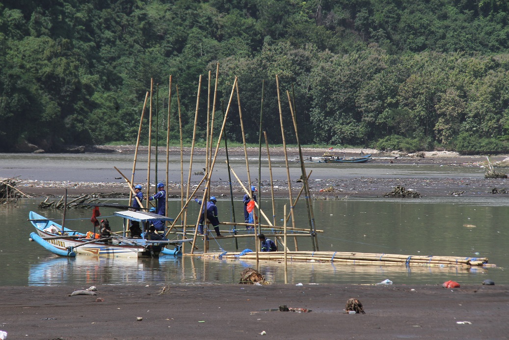 MULAI DILAKUKAN: Pengambilan sampel kultur tanah untuk jembatan JLS Puger mulai dilakukan oleh pekerja Dinas PU Bina Marga Provinsi Jatim sejak Senin (5/5/2025). (JUMAI/RADAR JEMBER)