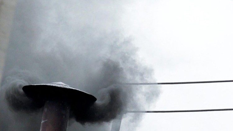 asap hitam dari cerobong Kapel Sistina. (Foto: Vatican News)