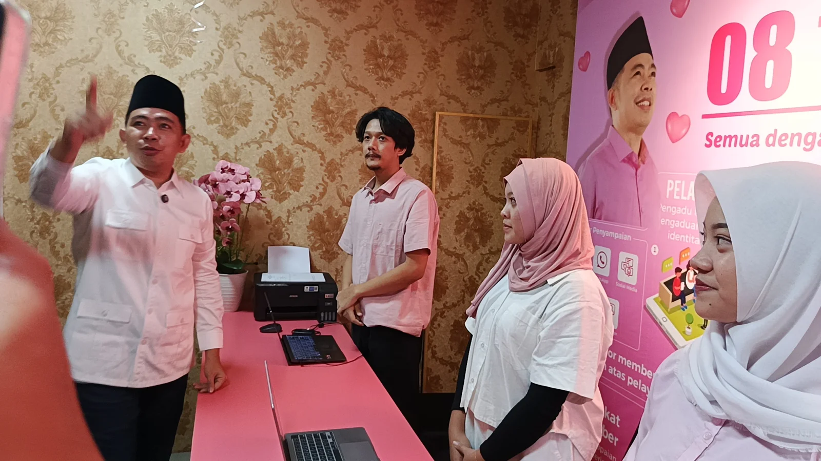 LEBIH DEKAT: Sekretariat saluran Wadul Guse ditinjau oleh Bupati Jember Muhammad Fawait. Inovasi layanan pengaduan masyarakat tersebut juga mencoba membuka secara offline. (MAULANA/RADAR JEMBER)