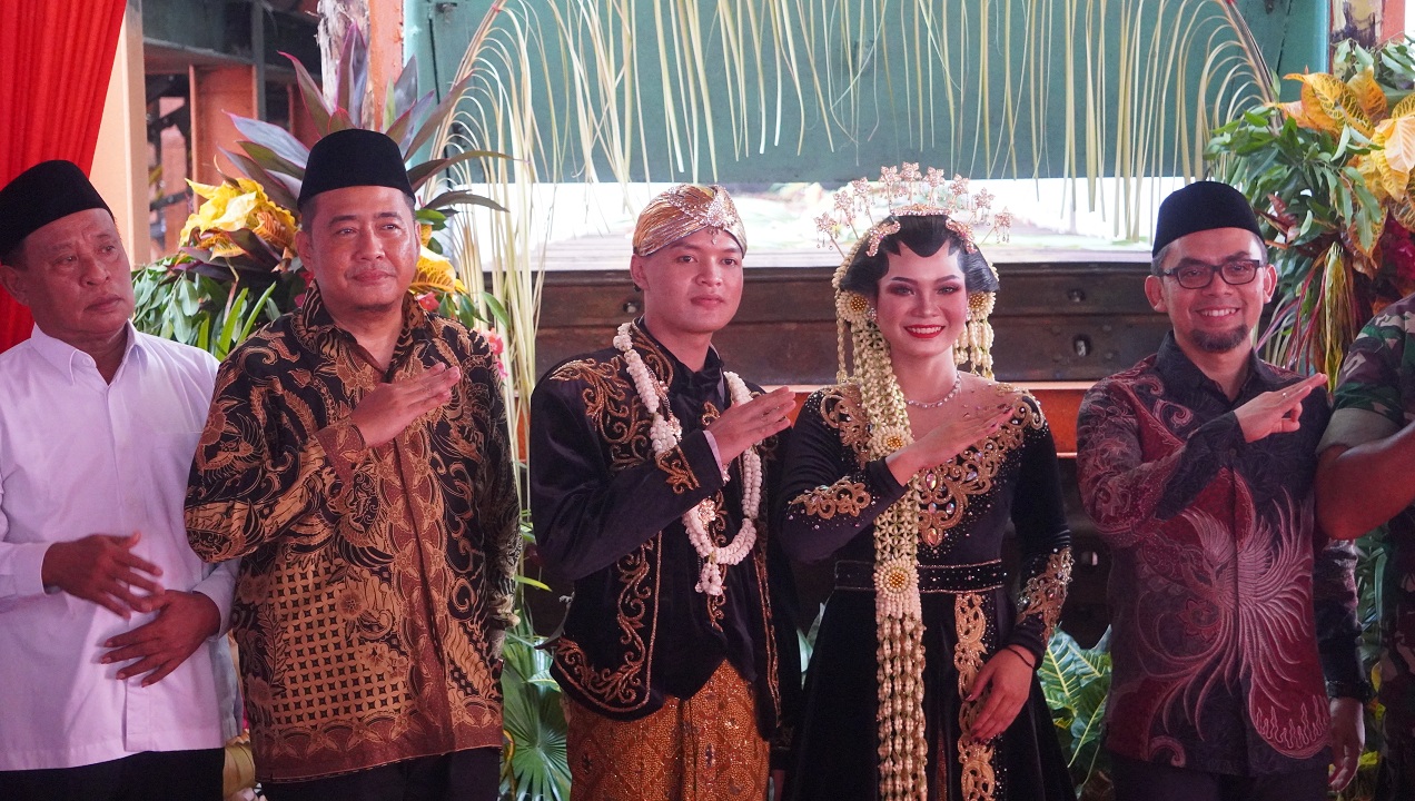 SARAT MAKNA: Direktur Keuangan PT Sinergi Gula Nusantara (SGN) Hariyanto dan General Manager PG Semboro Agus Budi Juwono bersama pengantin simbolis dalam acara manten tebu di PG Semboro, kemarin (9/5)
