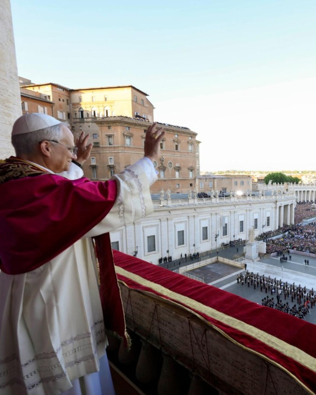 Paus baru, Robert Francis Prevost, menyapa warga dari balkon Basilika Santo Petrus, Vatikan, Kamis (8/5/2025). (Foto: Instagram @vaticannews)