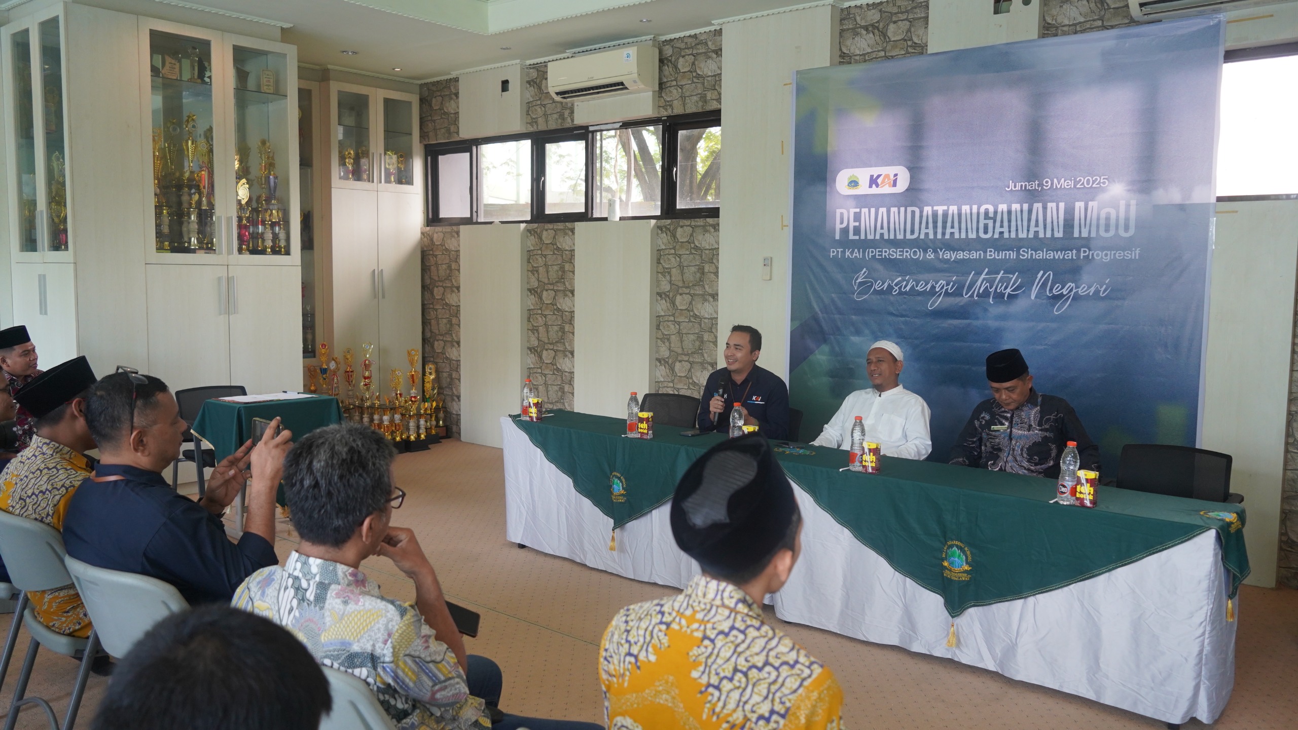 Dukung Mobilitas Santri dan Pengurus Pondok Pesantren, KAI Daop 8 dan Yayasan Bumi Shalawat Progresif Sidoarjo Tandatangani Kerjasama