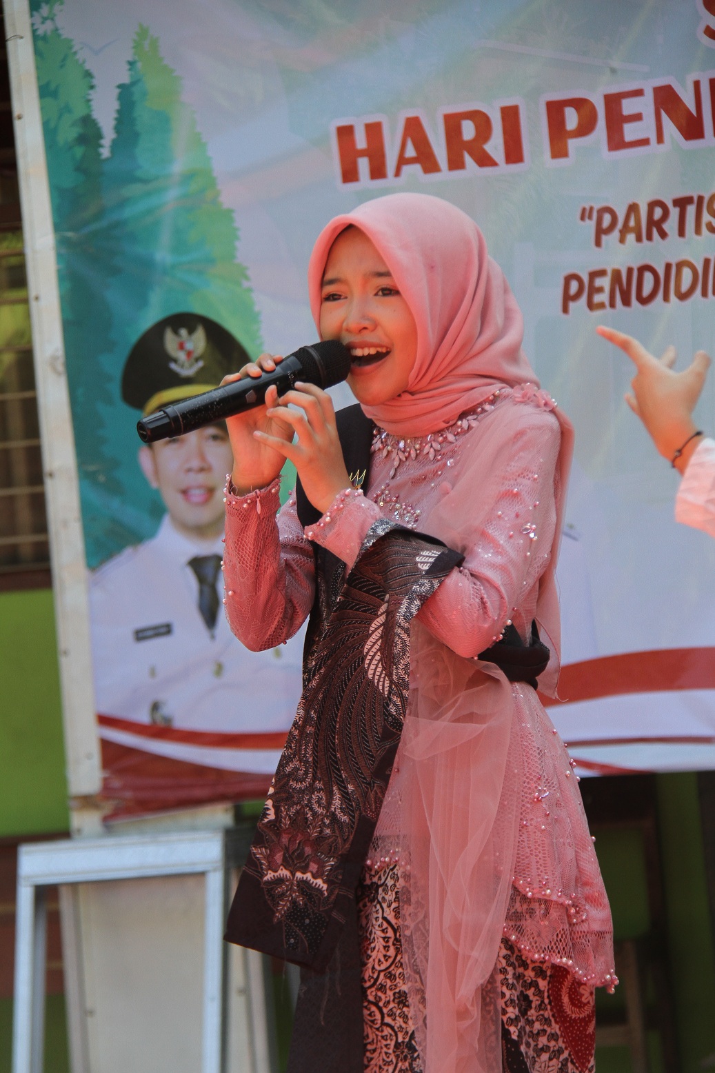 MEMUKAU: Siswa kelas VII D SMPN 4 Tanggul, Desi Azaria Firjatillah, tampil di acara Hardiknas, awal Mei lalu. (JUMAI/ RADAR JEMBER)