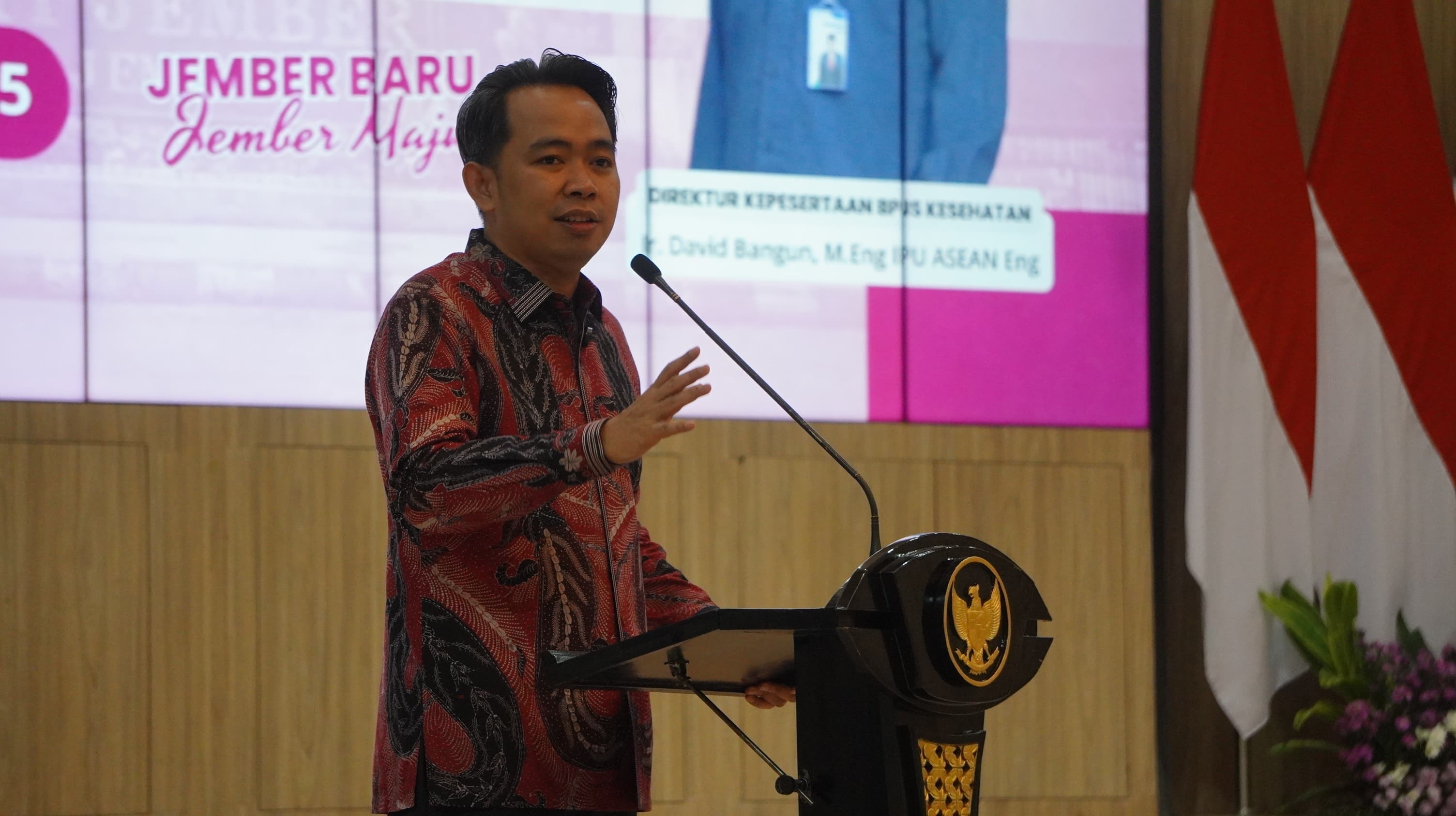 PAKAI PRODUK JEMBER: Bupati Jember Muhammad Fawait dalam kesempatan acara di Pendapa Wahyawibawagraha, mengenakan batik merah. (MAULANA/RADAR JEMBER)
