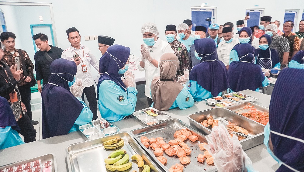 TINJAU: Bupati Jember Muhammad Fawait meninjau dapur makan siang gratis yang berlokasi di SLB Branjangan, kemarin. (YULIO FA/RADAR JEMBER)
