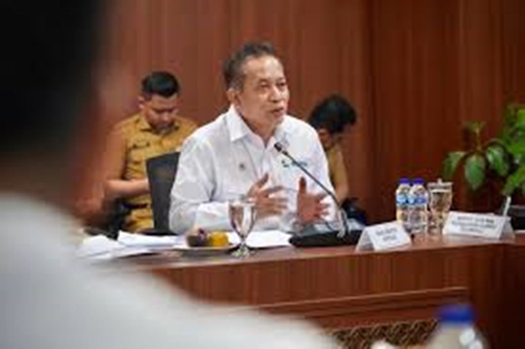 Menkop Ferry Juliantono menegaskan, Koperasi Merah Putih yang gencar dibentuk juga bisa memotong rentenir.