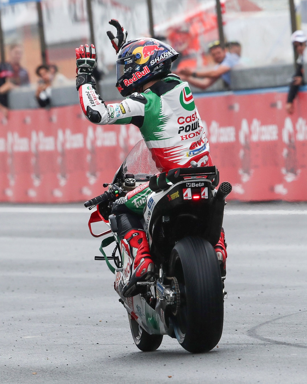 Zarco selebrasi selepas menang dalam trek basah Sirkuit Le Mans. (Instagram @hindamotofr)