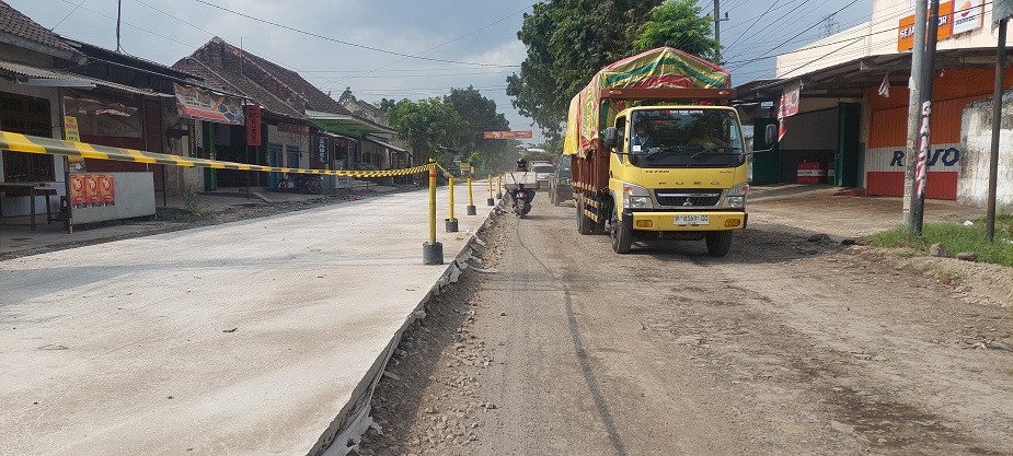 MASIH BERLANGSUNG: Proses pengecoran ruas jalan, di jalan Kasiyan&ndash;Puger. Tak jauh dari lokasi itujuga dilakukan pekerjaan serupa di ruas jalan Balung&ndash;Puger, tepatnya di Desa Jambearum, Puger (12/5)