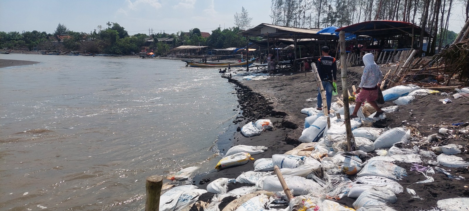 SEMAKIN MELUAS: Kerusakan warung milik warga Desa Mojomulyo, Kecamatan Puger semakin meluas setelah dihantam gelombang pada Senin (5/5) dan Selasa (5/6) lalu