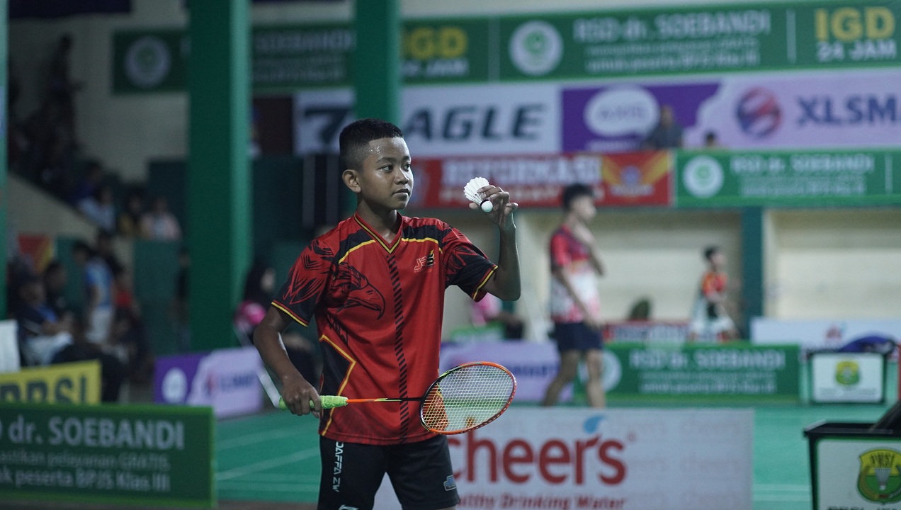 HARUS PD: Pebulu tangkis asal SMPN 6 Jember, Daffa Zhafran Winata, dalam laga final Kejurkab Bulu Tangkis Piala Bupati di GOR Argopuro, belum lama ini. (YULIO FA/RADAR JEMBER)