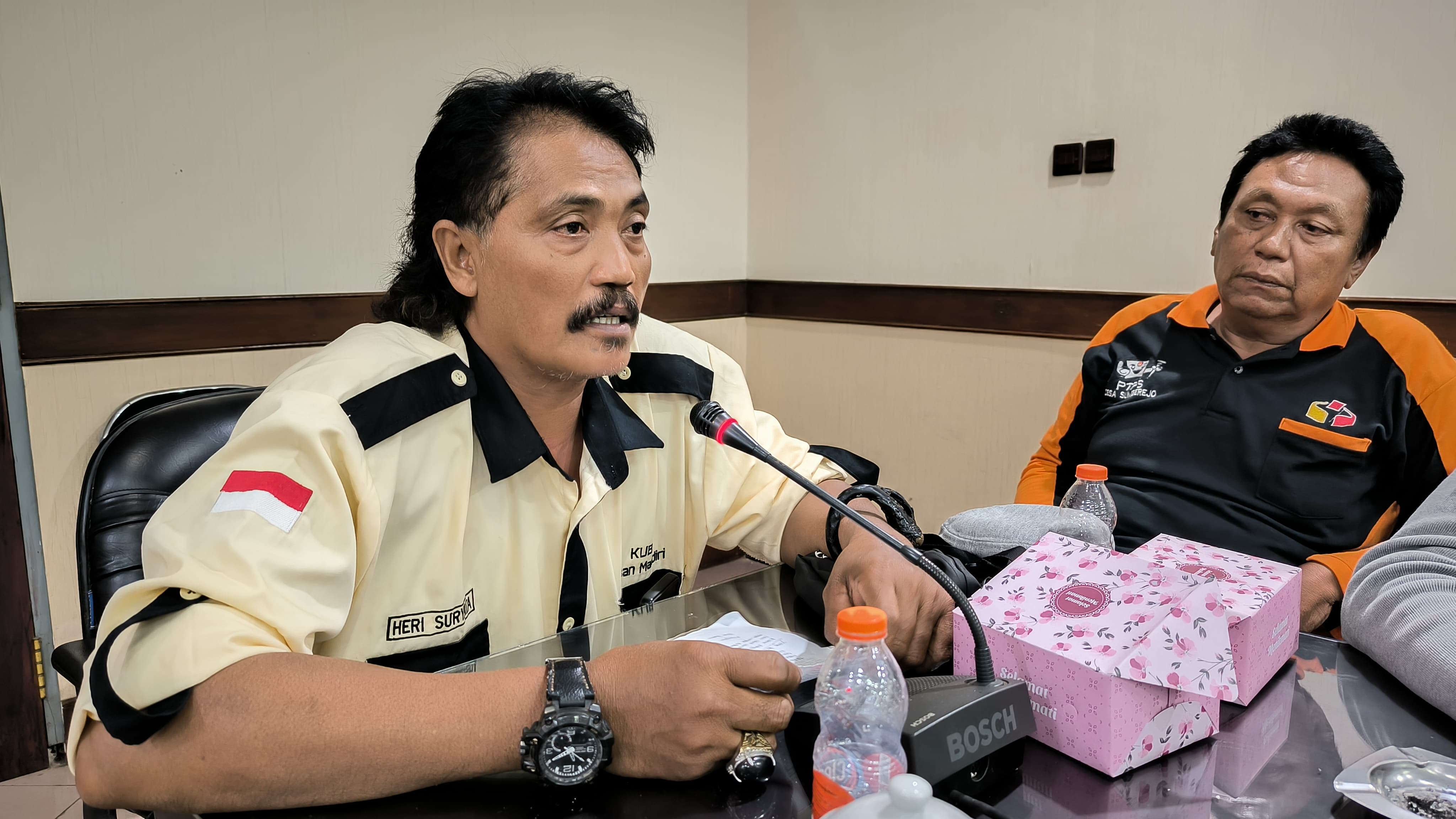 Ketua FKUB Ambulu Heri Suryata menyampaikan tuntutan warga Desa Sumberejo keDPRD Jember soal tambak udang yang dinilai tak sesuai amdal, dalam RDP di DPRD Jember(14/05). (Mega Silvia/Radar Jember)