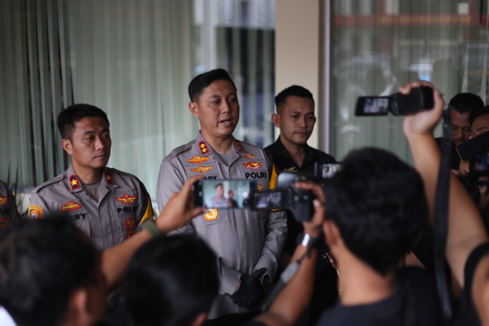 SIGAP: Kapolres Jember AKBP Bobby Adimas Condroputra saat memberikan keterangan terkait kasus tertangkapnya dua WNA asal Pakistan, di Polres Jember, Selasa (13/5).