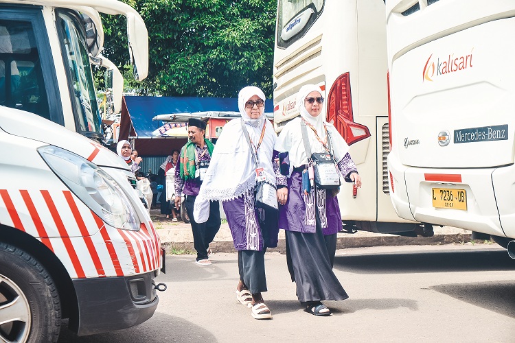 TERTIB: CJH Kloter 50 diberangkatkan dari Alun-Alun Kecamatan Tanggul, kemarin (15/5/2025). (M. ADHI SURYA/RADAR JEMBER)