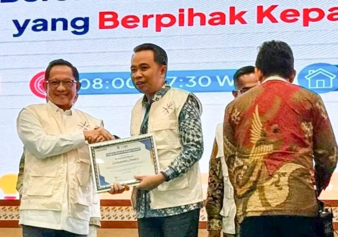 Bupati Jember Fawait terima penghargaan nasional bidang pendidikan dari Lingkar Daerah Belajar, diserahkan oleh Mendagri Tito Karnavian dalam Konferensi Pendidikan Indonesia 2025. (Diskominfo Jember)