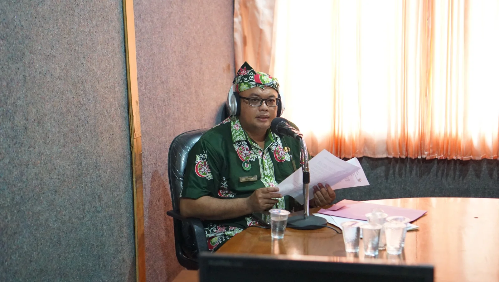 JANGAN TAKUT: dr Yus Priyatna A SpP FISR jelaskan tentang penyakit asma di salah satu stasiun radio di Bondowoso, kemarin (15/5).
