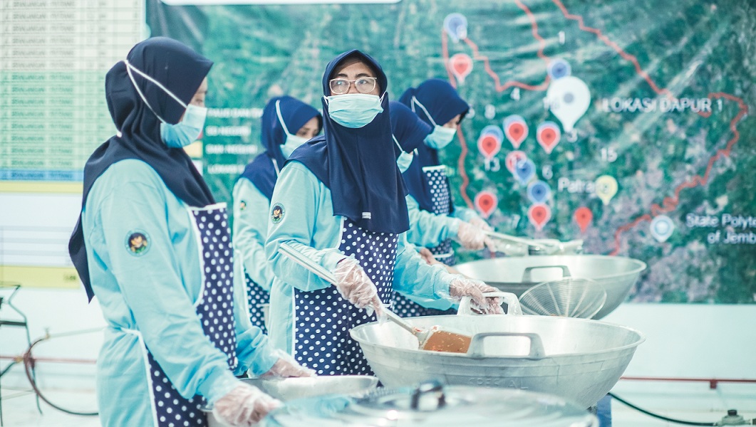 SIAP BEROPERASI: Suasana dapur Makan Bergizi Gratis di SLBN Branjangan saat dikunjungi Bupati Jember Muhammad Fawait. (YULIO FA/RADAR JEMBER)