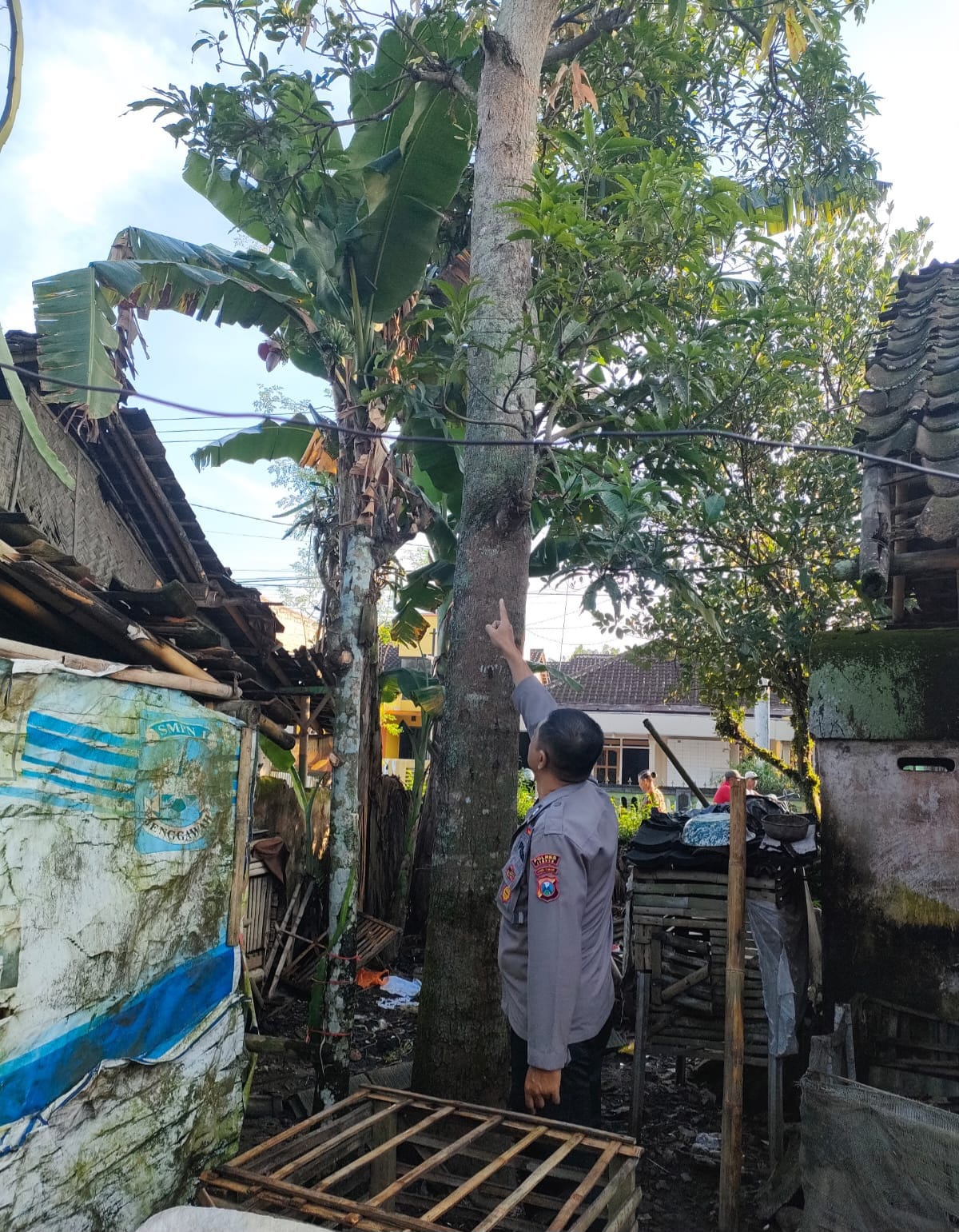 DATANGI LOKASI: Anggota Polsek Jenggawah saat mendatangi lokasi tempat korban gantung diri Kamis (15/5) pagi