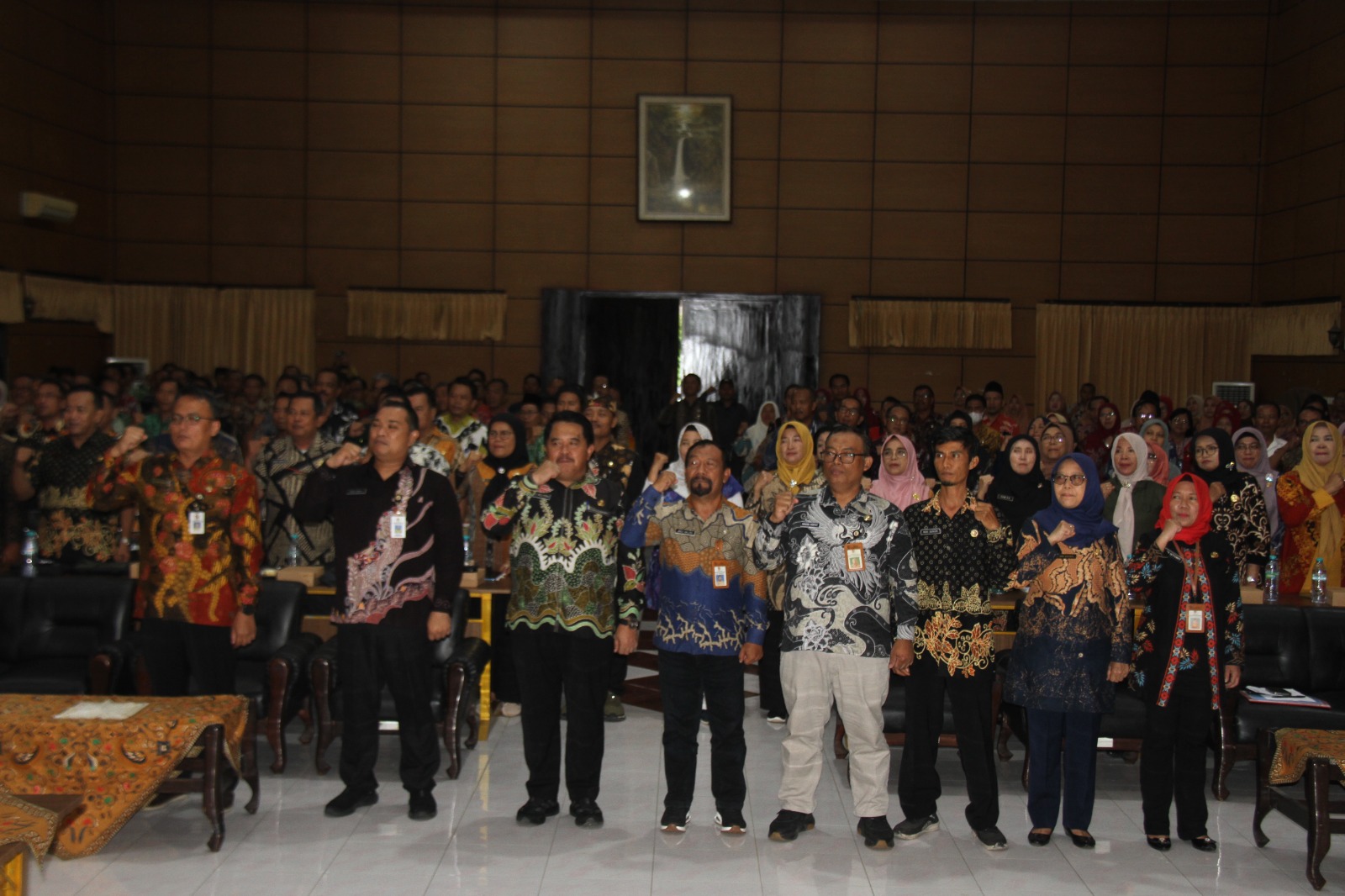 JAGA KOMITMEN : Dispendik Jember bersama semua pihak terkait SPMB 2025 lakukan Deklarasi Integritas di Aula Dispendik Jember, kemarin (15/5)