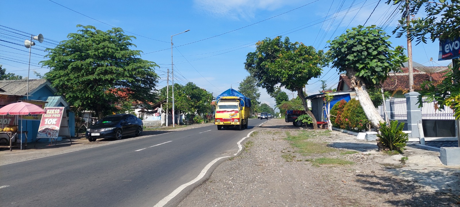 LOKASI KEJADIAN: Dua pengendara sepeda motor yang terlibat kecelakaan di Jalan Airlangga, Dusun Curahmluwo, Desa Rowotamtu, Kecamatan Rambipuji.