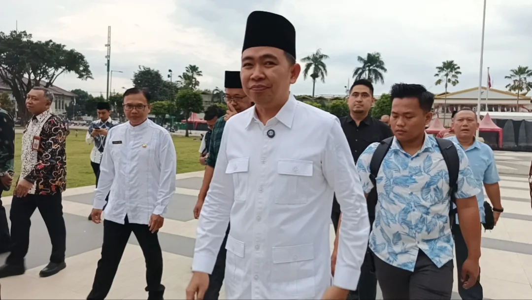 JANTUNG KOTA: Gus Fawait meninjau kawasan Alun-Alun Jember, beberapa pekan lalu. Ia berencana membuka pusat keramaian baru di kawasan kota untuk geliatkan ekonomi. (MAULANA/RADAR JEMBER)