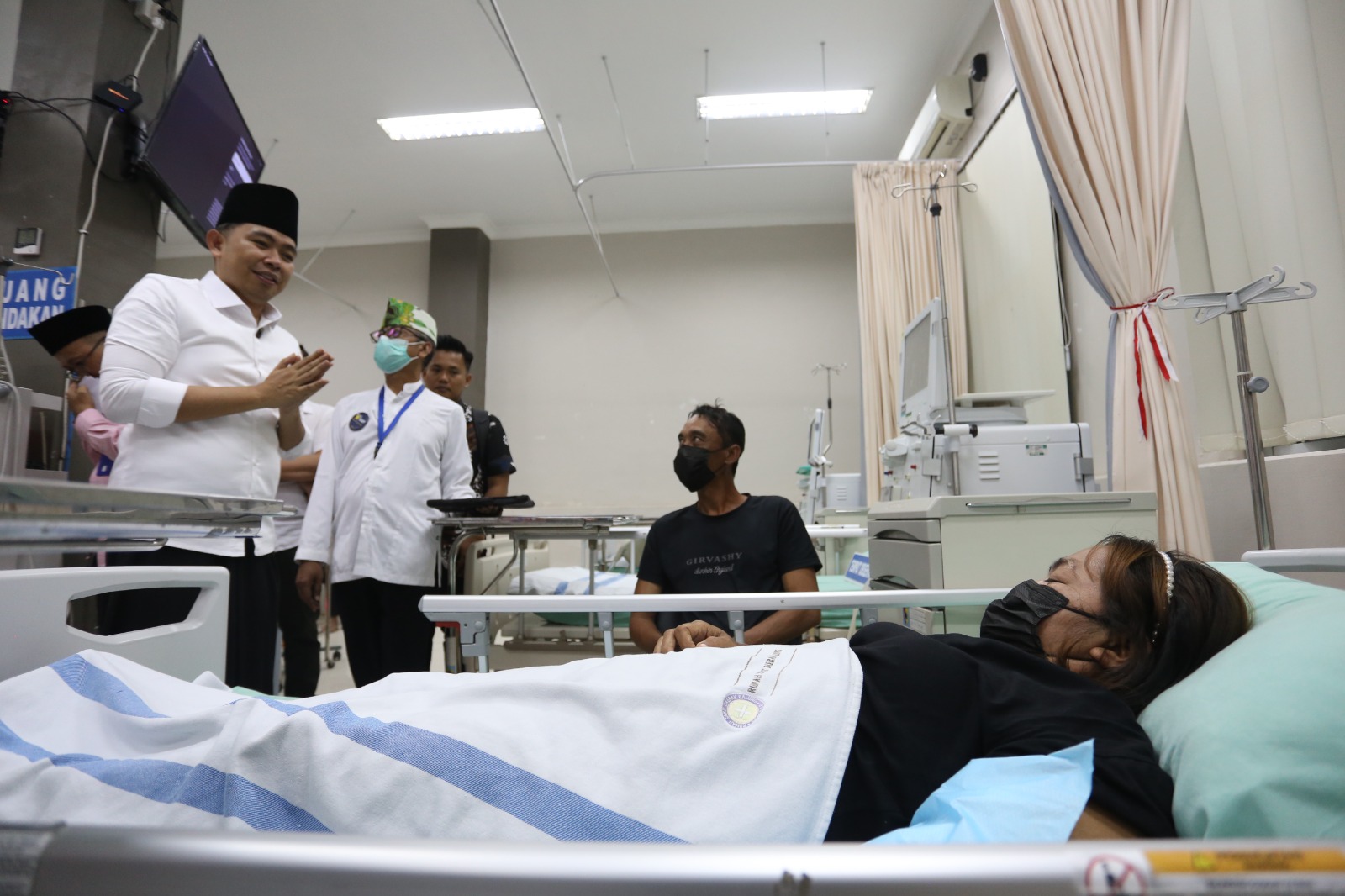 TEMUI MASYARAKAT: Bupati Jember Muhammad Fawait saat menemui keluarga warga Jember yang dirawat di RSD Balung, April lalu. (YULIO FA/RADAR JEMBER)