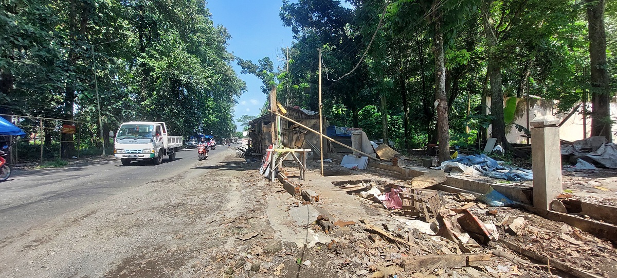 DIBONGKAR: Pemilik warung di sepanjang Jalan Airlangga, Dusun Kaliputih, Desa/Kecamatan Rambipuji, Jember, mulai ada yang membongkar warungnya sendiri. (JUMAI/RADAR JEMBER)