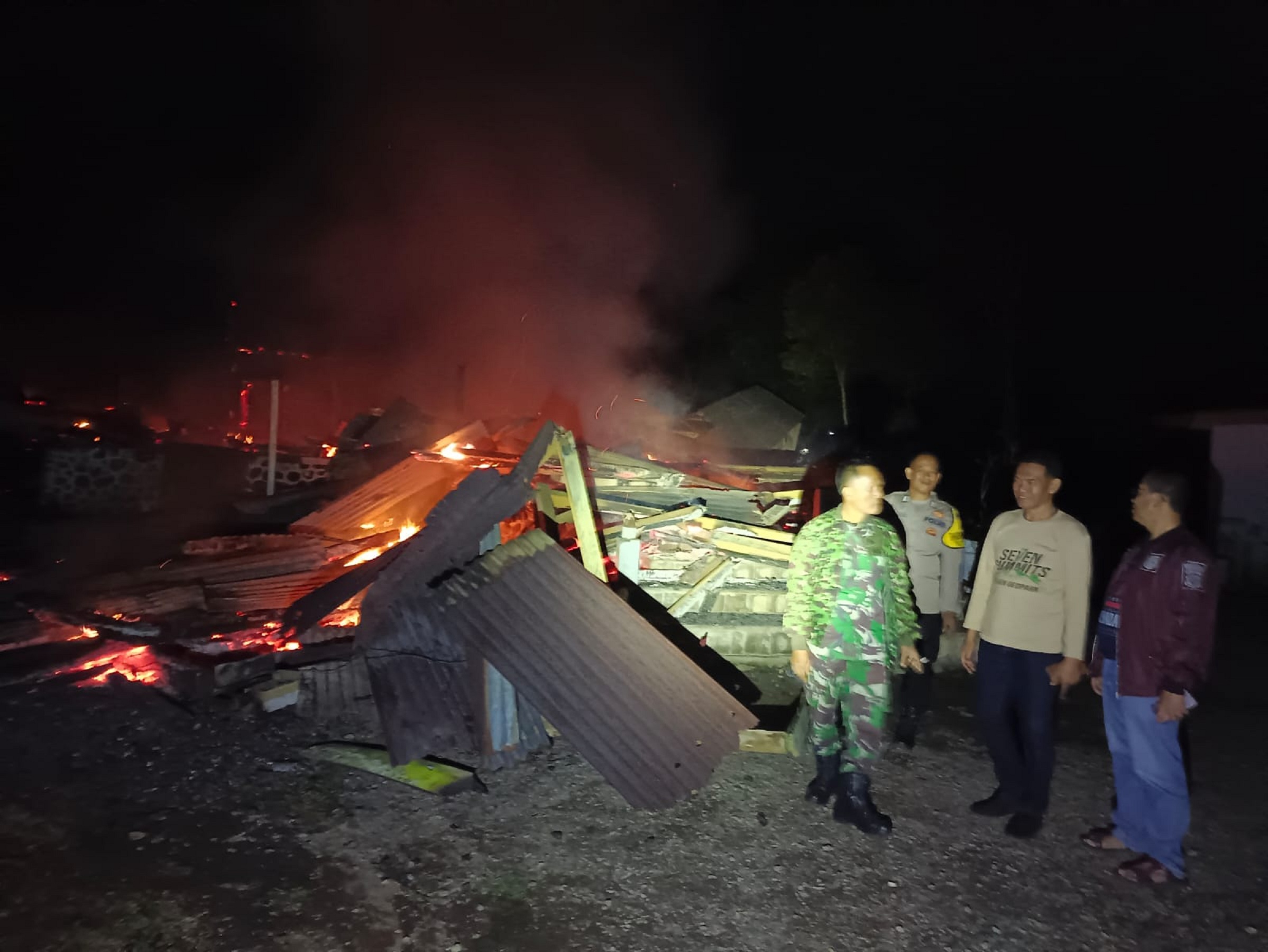 DIBAKAR: Kobaran api terpantau di kawasan perkebunan. Selain ini, dua rumah dinas PTPN dibakar warga, akibat kesalahpahaman dengan PTPN dan TNI. (HUMAS POLRES BONDOWOSO/RADAR JEMBER)