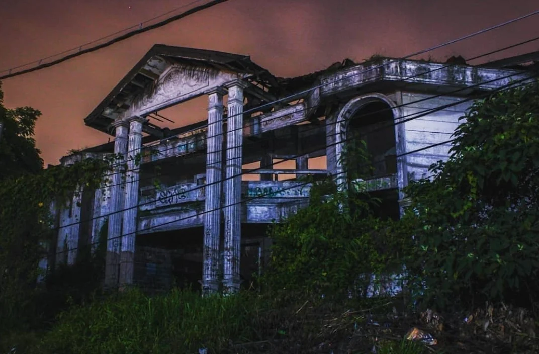 Potensi Wisata Mistis di Surabaya! Urban Legend Masyarakat Surabaya dalam Rumah Hantu Darmo