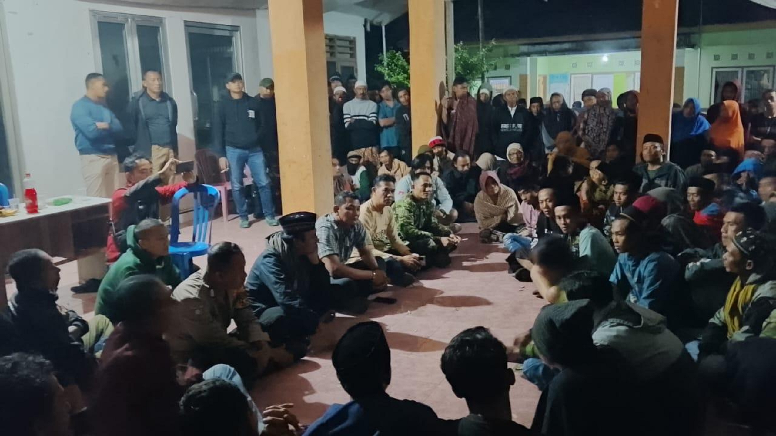 MEDIASI: Ratusan bahkan ribuan warga berkumpul di Kantor Desa Kaligedang untuk mediasi dengan 3 anggota TNI, Kamis (15/5) malam. (HUMAS POLRES BONDOWOSO/RADAR JEMBER)