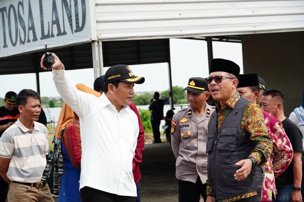 BERI ARAHAN: Bupati Sidoarjo Subandi bersama Kepala Dinas PU Bina Marga dan Sumber Daya Air Sidoarjo Dwi Eko Saptono.