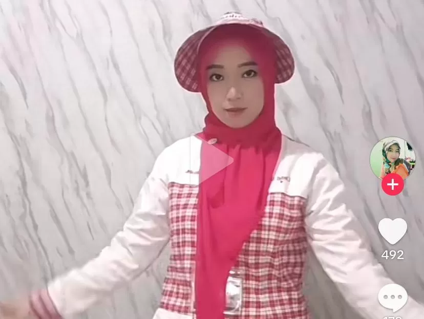 VIRAL DI SOSMED: Salah seorang Yakult lady dengan seragam lama (Tiktok Dian02)
