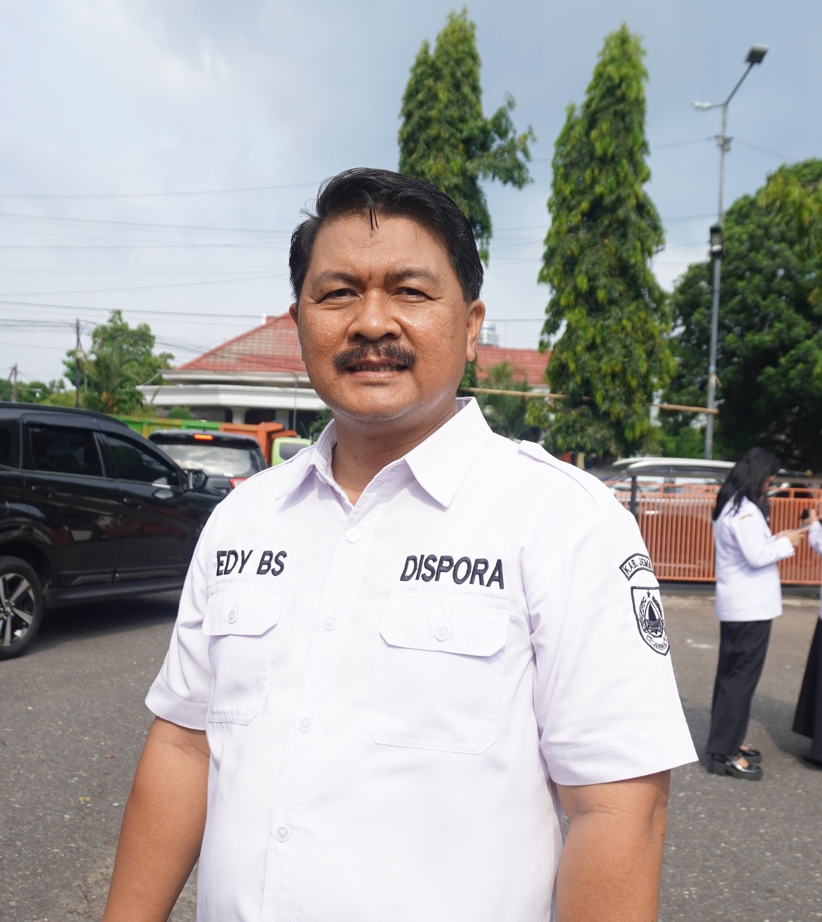 YAKIN: Kadispora Jember Edy Budi Susilo optimistis Jember bisa meraih prestasi lebih baik pada gelaran Porprov mendatang. (YULIO FA/RADAR JEMBER)