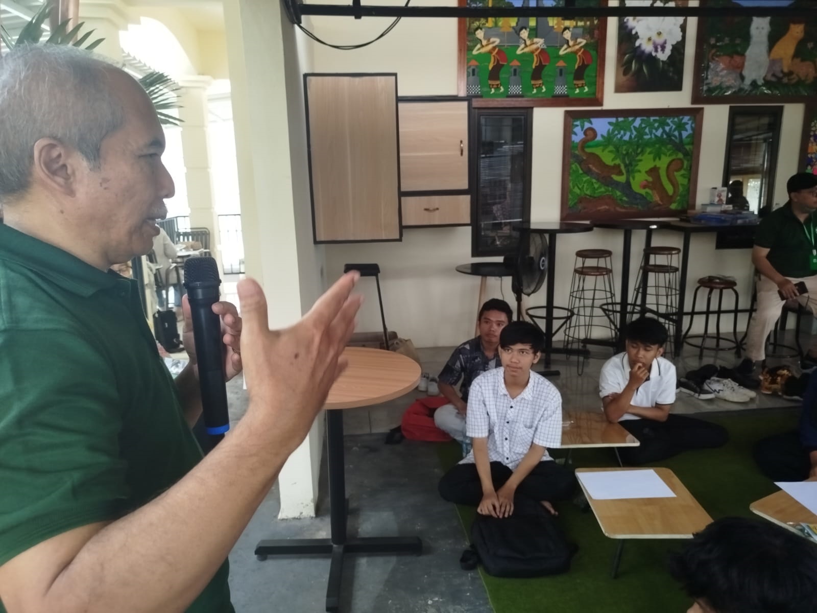 TANYA JAWAB: Moh. Hasan,dDosen Fakultas MIPA Universitas Jember, membuka ruang diskusi untuk menumbuhkan minat membaca buku, di Museum Telu, Jember. (DWI SISWANTO/RADAR JEMBER)