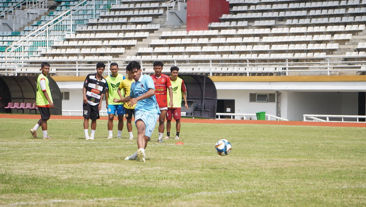 &nbsp;  TARGET TINGGI: Pemain Sepak Bola Porprov Jember saat berlatih jelang Pra-Porprov Jatim IX 2025 di Stadion Jember Sport Garden (JSG), Minggu pagi (18/5/2025). (YULIO FA/RADAR JEMBER)