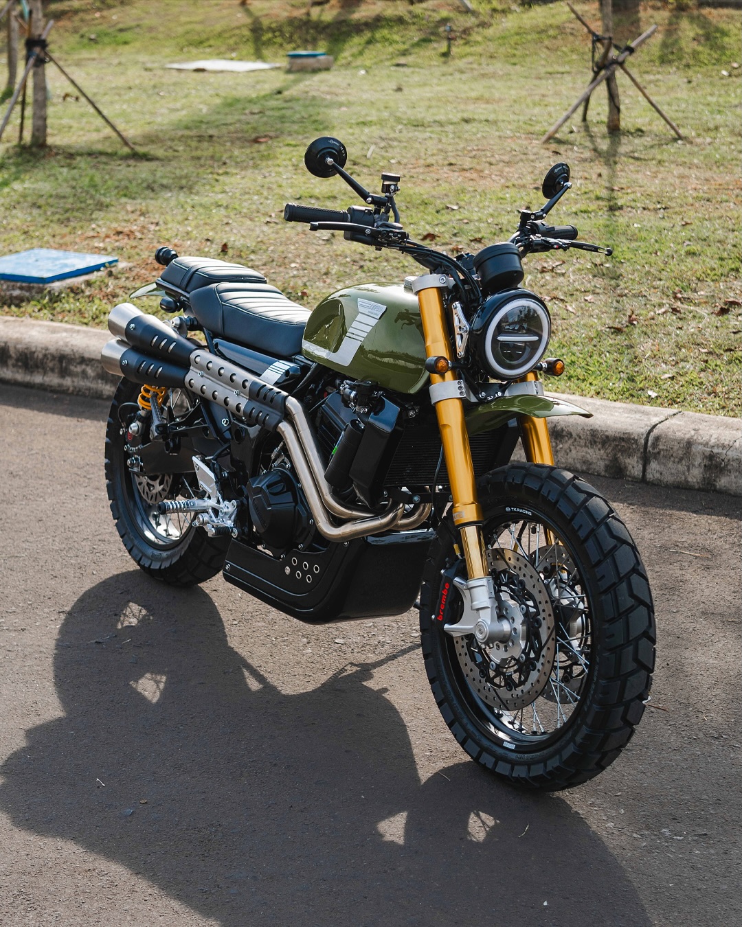 Ban dual purpose pada motor bergaya scrambler. (Instagram @katrosgarage)