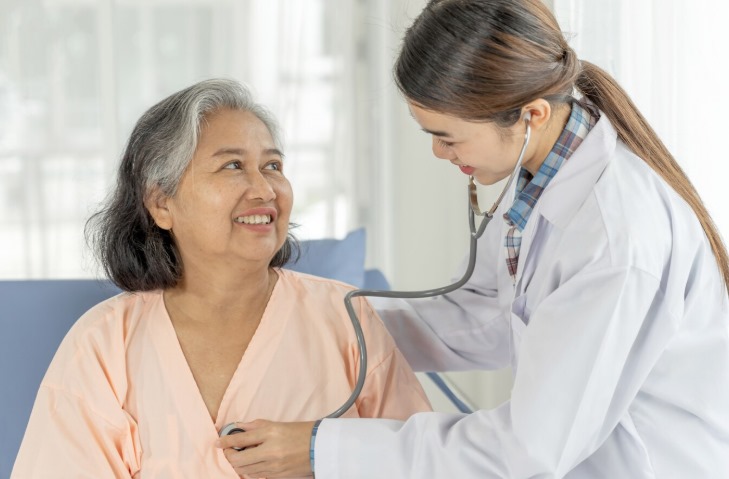 Ilustrasi pemeriksaan kesehatan bagi lansia (freepik.com)