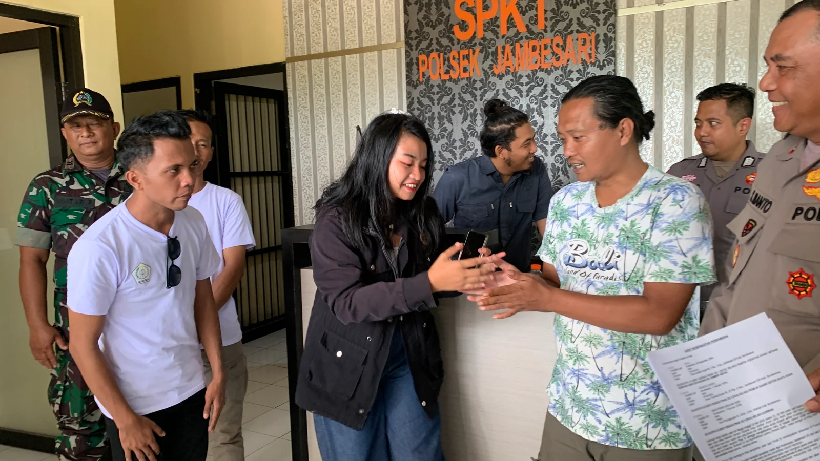 MAKAN KORBAN: Nadia Friska Maulani Dewi, korban tertimpa sound horeg bersama pemilik sound di Polsek Jambesari.