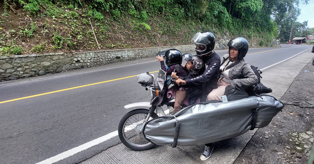 Pemudik melalui Jalur Gumitir, Maret 2025 lalu. (JUMAI/RADAR JEMBER)