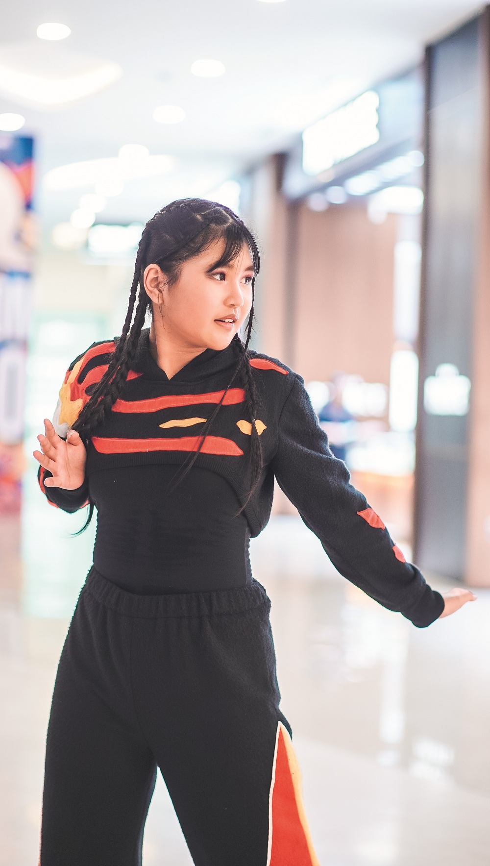 LINCAH: Atlet dancesport Jember, Alice Anastasia Jocelin, tampil percaya diri pada pertunjukan road show di sebuah mal, beberapa waktu lalu. (YULIO FA/RADAR JEMBER)