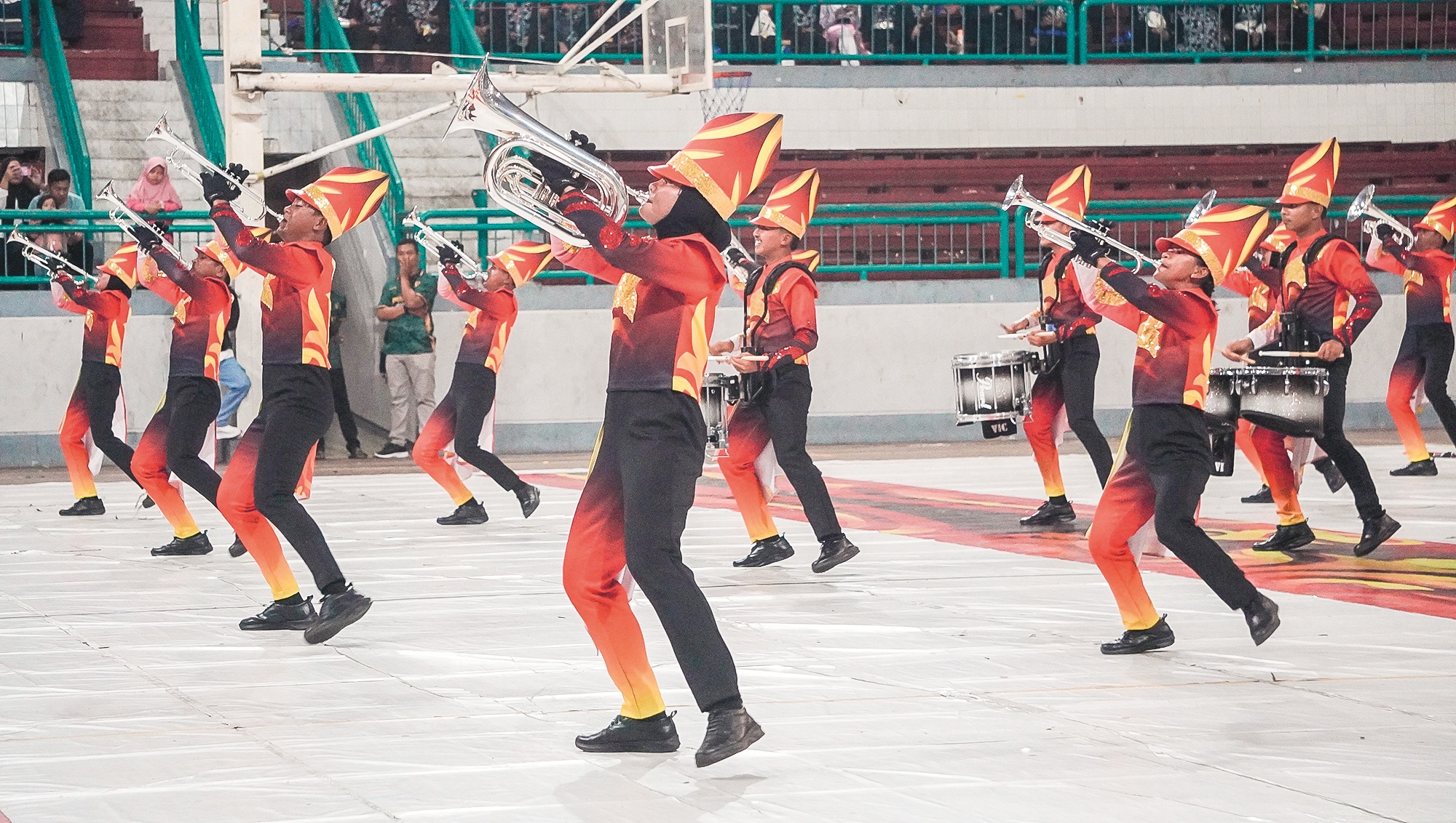 BANGGA: Tim Drum Band Jatim mayoritasnya diisi atlet Jember saat road show sebelum PON XXI 2024 Aceh-Sumut. Kala itu Drum Band Jatim berhasil membawa pulang medali emas. (YULIO FA/Radar Jember)